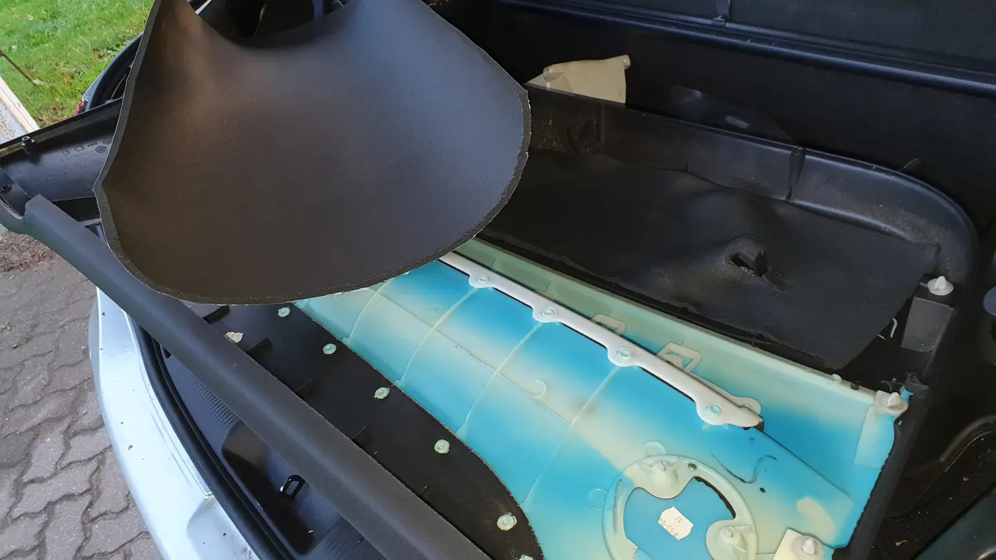 Selbstklebende Dämmmatten in der Autotürverkleidung