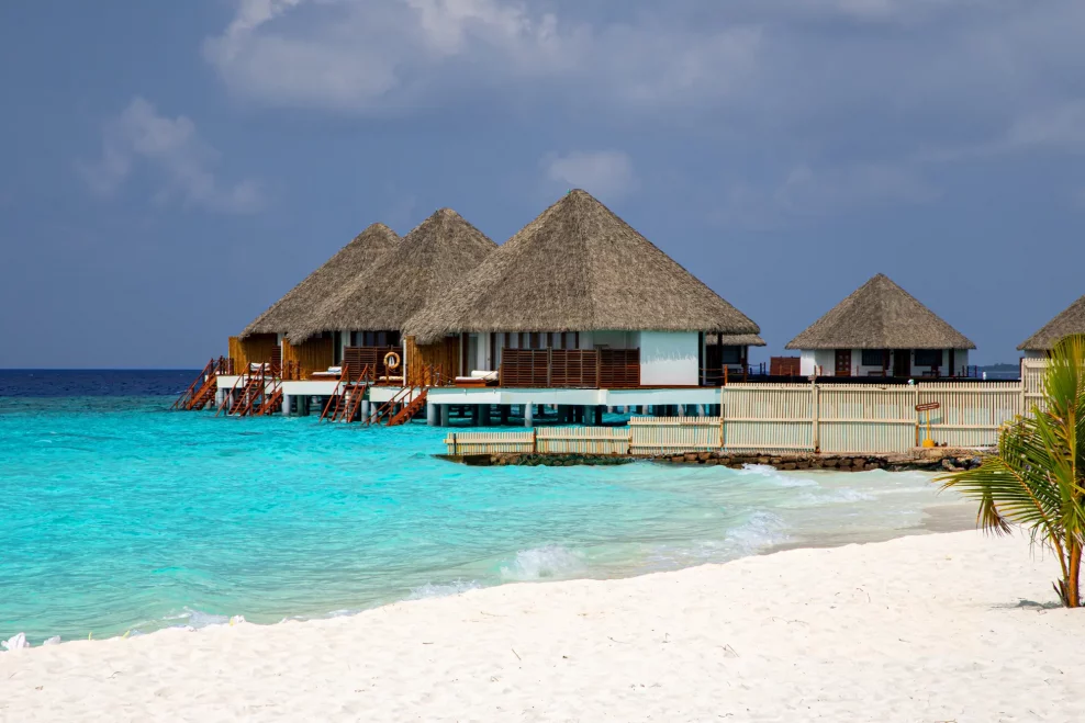 Adaaran-Select-Meedhupparu-Malediven-Wasser-Villa-Strand